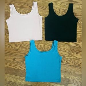 Never worn, comfortable material, extra small in women’s, cropped.